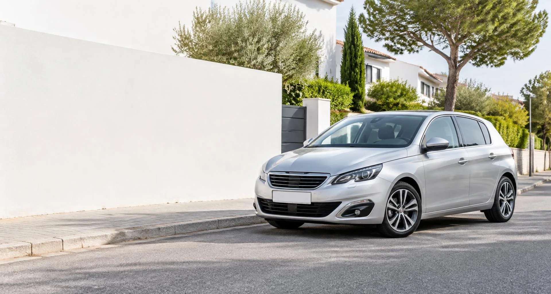 Une voiture familiale devant une maison